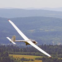 Větroň (bezmotorový letoun) za letu – Konrad Wojciechowski / Unsplash