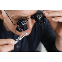 Odborník zkoumá vybroušený kámen – New Africa / Shutterstock