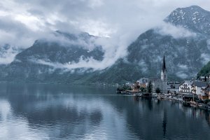 Hallstattské jezero – Ante Hamersmit / Unsplash