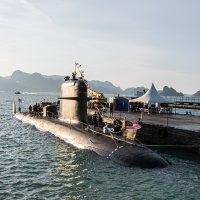 Ponorka, kotvící na hladině – sivapornphaiboon1983 / Shutterstock