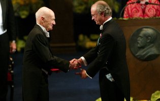 John B. Fenn přebírá Nobelovu cenu za chemii, Stockholm, 10. 12. 2002 – Profimedia.CZ