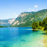 Bohinjské jezero – PhotoFires / Shutterstock