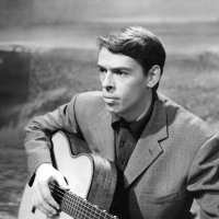Belgický šansoniér Jacques Brel s kytarou během natáčení televizního pořadu „Discorama“ – Profimedia.CZ