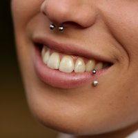 Piercing nosu a rtu – Menna / Shutterstock