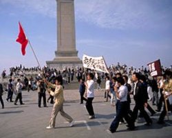 Demonstrace na náměstí Nebeského klidu (1989) – Jiří Tondl (CC BY-SA 4.0)