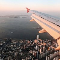 Křídlo dopravního letounu s vysunutými vztlakovými klapkami – Nathana Rebouças / Unsplash