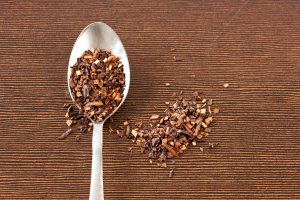 Sušené nasekané části rostliny Cyclopia – Ariene Studio / Shutterstock