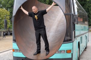 Lukáš Rittstein pózuje ve své instalaci „Tour“ (21.6.2011) – Profimedia.CZ
