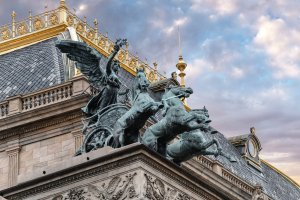 Triga ve výzdobě Národního divadla v Praze – frantic00 / Shutterstock