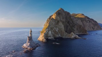 Opuštěný maják Aniva u ostrova Sachalin – LARISA DUKA / Shutterstock