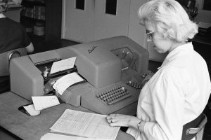 Operátorka u děrovače děrných štítků Bull zadávající data (1964) – Profimedia.CZ