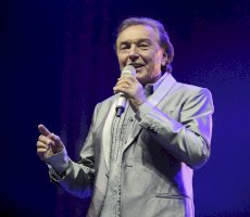 Karel Gott (Hradec Králové, 4.7.2013) – yakub88 / Depositphotos.com