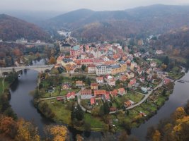 Ohře a město Loket – KennethHK / Shutterstock