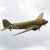 Transportní letoun Douglas C-47 Skytrain při letu nad Chinem v Kalifornii, 7. května 2017 – betto rodrigues / Shutterstock