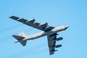 Strategický bombardér Boeing B-52 Stratofortress při průletu na letecké přehlídce EAA AirVenture Oshkosh ve Wisconsinu, 28. července 2018 – Keith Homan / Shutterstock