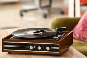 Gramofon, šasi se zesilovačem z 60. let – Pixel-Shot / Shutterstock
