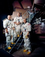 Hlavní posádka mise Apollo 8 na oběžnou dráhu Měsíce. Zleva: James A. Lovell Jr., pilot velitelského modulu; William A. Anders, pilot lunárního modulu; a Frank Borman, velitel – u simulátoru mise Apollo v Kennedyho vesmírném středisku. (13.11.1968) – NASA