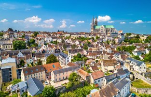 Chartres – Leonid Andronov / Shutterstock
