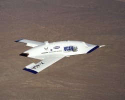 První demonstrační stroj technologie bezpilotního bojového letounu X-45A (UCAV) absolvoval svůj šestý let 19.12.2002, přičemž poprvé za letu zasunul podvozek. Let trval 40 minut, během nichž dosáhl rychlosti 195 uzlů a výšky 7 500 stop. – Jim Ross / NASA