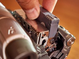 Kazeta MiniDV vkládaná do mechaniky videokamery – Vitstyle / Shutterstock