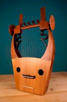 Kithara, replika starověkého řeckého hudebního nástroje – výrobce (antikleier.com), fair use
