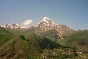 Kazbek – Ekaterina Ostrovskaya / Shutterstock