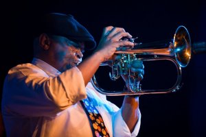 Jazzový trumpetista Hugh Masekela, hráč na křídlovku – Profimedia.CZ