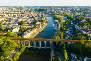 Laval (Francie) – BearFotos / Shutterstock