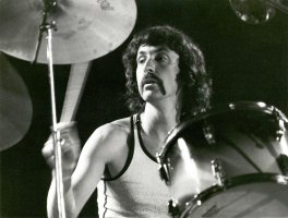 Anglický bubeník Nick Mason, člen skupiny Pink Floyd, během koncertu v pařížském Palais des Sports (24.6.1974) – Profimedia.CZ