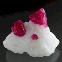 Spinel, červené krystaly (břehy jezera Bajkal) – Shevelev Alexey / Shutterstock