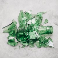 Sklo, skleněné střepy z lahvového skla – chuttersnap / Unsplash