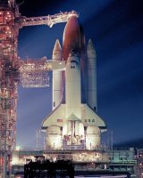 STS-3 na rampě 39A ve světlech reflektorů během testů nakládání. (25.2.1982) – NASA