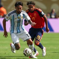 Nicolás González z argentinské reprezentace s míčem před Laminem Yamalem ze Španělska ve finále mistrovství světa ve fotbale 2026 na stadionu New York/New Jersey v East Rutherfordu, 19. července 2026 – Profimedia.CZ