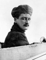 Francouzský letec Roland Garros (1888–1918) v kokpitu civilního letounu – Profimedia.CZ