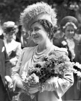 Královna Alžběta, královna matka, na zahradní slavnosti fondu British Empire Nurses War Memorial Fund v londýnském St. James’s Palace, 8. července 1947 – Profimedia.CZ