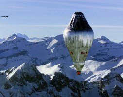 Balón Breitling Orbiter 3 nad švýcarskými Alpami po startu z Château-d’Œx 1. března 1999, na palubě Bertrand Piccard a Brian Jones – Profimedia.CZ
