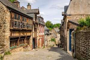 Ulice města Dinan, Bretaň - agaglowala / Shutterstock