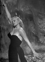 Švédská herečka Anita Ekberg pod proudem vody v římské fontáně di Trevi ve slavné scéně z filmu Sladký život (1960) režiséra Federica Felliniho – Keystone / Profimedia.CZ