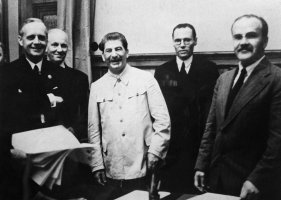 Německý nacistický ministr zahraničí Joachim von Ribbentrop (vlevo), německý státní podtajemník Friedrich Gaus, sovětský vůdce Josif Stalin (třetí) a jeho ministr zahraničí Vjačeslav Molotov (vpravo) pózují 23. srpna 1939 v Kremlu v Moskvě po podpisu sovětsko-německého paktu o neútočení (smlouvy o neútočení mezi Německem a SSSR), který učinil vypuknutí evropské války prakticky nevyhnutelným. Po slavnosti Stalin pronesl přípitek na Hitlerovo zdraví. – Profimedia.CZ