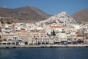 Hermoupolis – Thirasia / Shutterstock