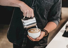 Příprava caffè latte – Brent Gorwin / Unsplash