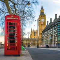 Londýn, Anglie, kultovní britská červená telefonní budka – ZGPhotography / Shutterstock