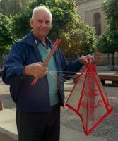 Francis Rogallo s drakem, kterého vyrobil v roce 1948 pro svou dceru na 9. ročník Festivalu draků v Berlíně (24.8.1992) – BERND SETTNIK / Profimedia.CZ