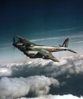Bombardovací letoun de Havilland DH.98 Mosquito B Mk XVI od 571. perutě britského královského letectva za letu, 1944 – Profimedia.CZ