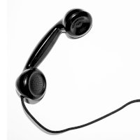 Mikrotelefon (sluchátko telefonu) – Quino Al / Unsplash