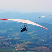 Závěsné kluzáky nad italskými Alpami – Alexandra Lande / Shutterstock