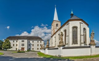 Hustopeče nad Bečvou, kostel a zámek – Profimedia.CZ