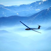 Bezmotorové letadlo (kluzák) nad horským terénem, Susa, Itálie (leden 2021) – MikeDotta / Shutterstock