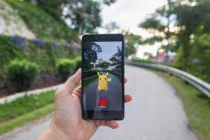 Hra Pokémon Go na mobilním telefonu – KeongDaGreat / Shutterstock