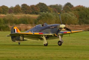 Hawker Sea Hurricane Mk. IB 7-L Z7015 (G-BKTH) s vysunutými vztlakovými klapkami během dosednutí při přistání, Old Warden, Bedfordshire, UK (5.10.2014) – Kev Gregory / Shutterstock